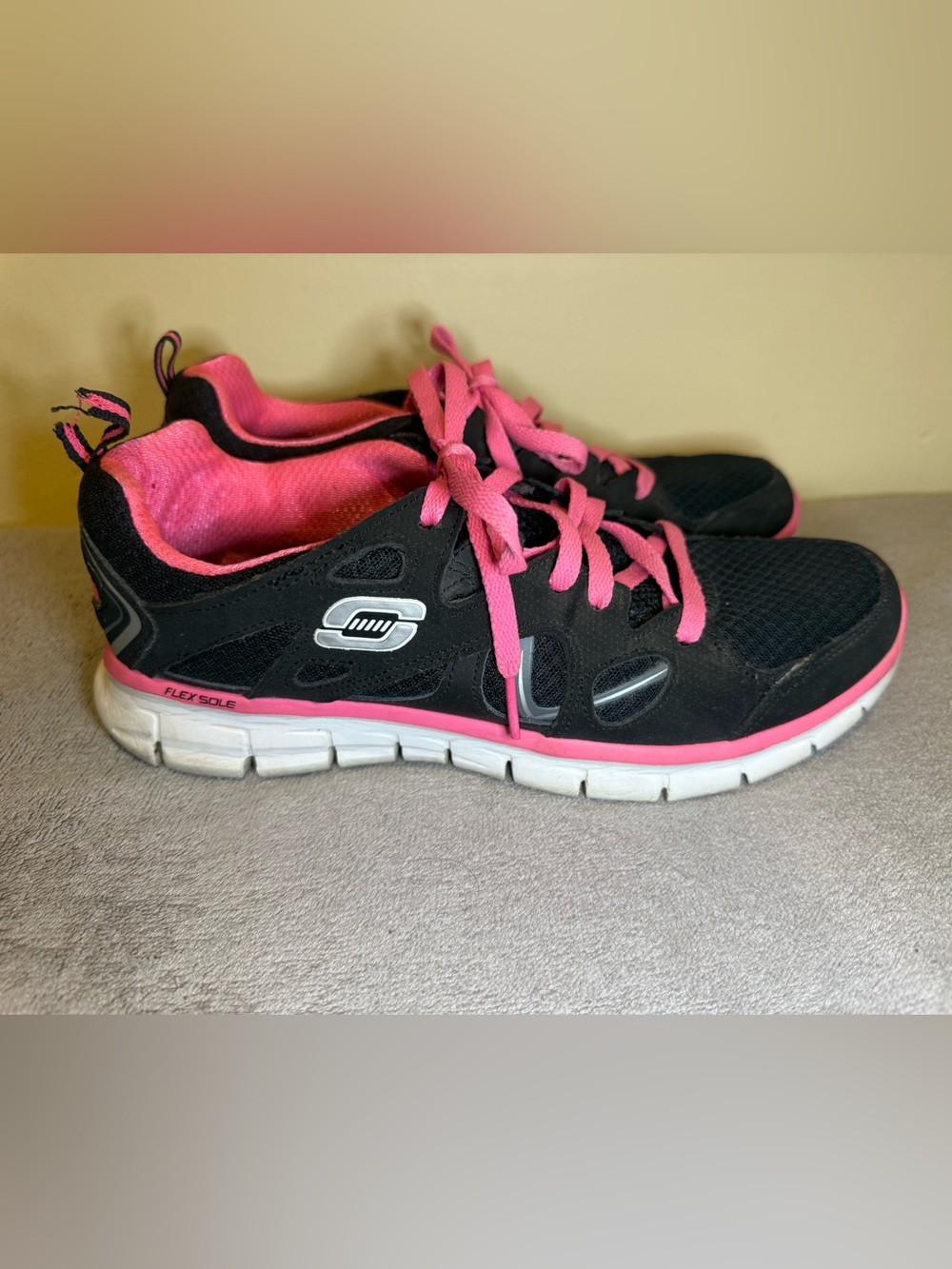 Skechers Sport Memory Foam Flex Sole Womens lace up sneaker Size 10 pink black